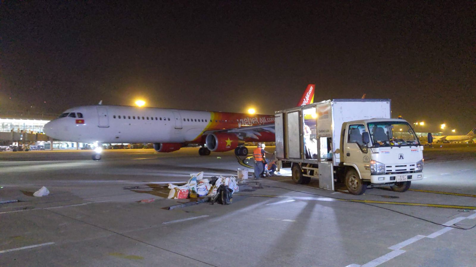 Hoạt động sân bay ban đêm bên cạnh khu vực sửa chữa bê tông đường lăn của Uretek Asia