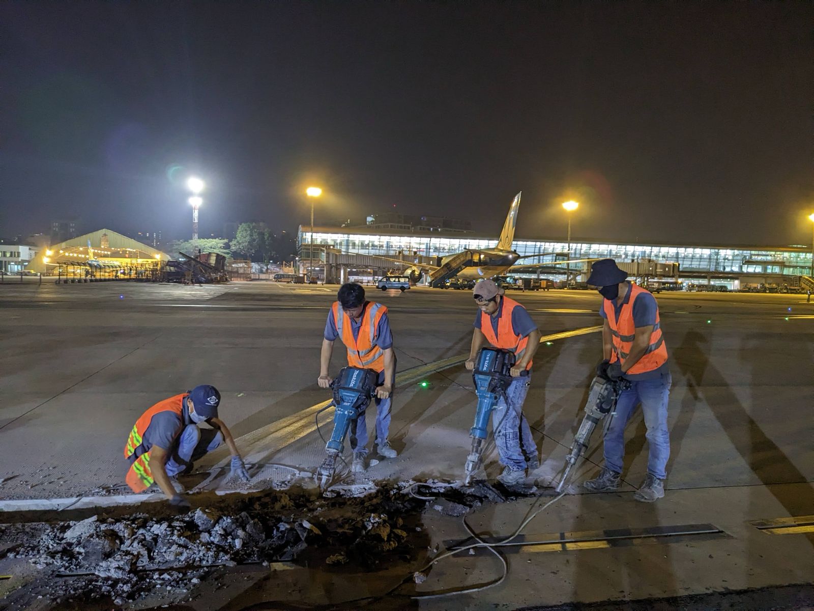 Thi công ban đêm sửa chữa mặt đường bê tông đường lăn sân bay bằng vật liệu đông kết nhanh của Uretek Asia