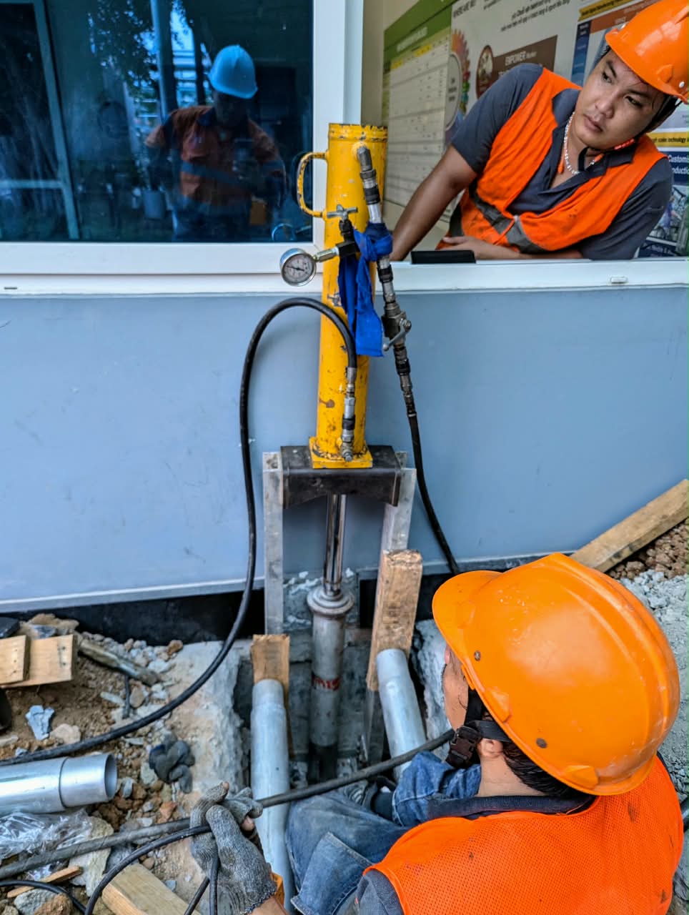 Ép cọc micropile thép bằng kích thủy lực