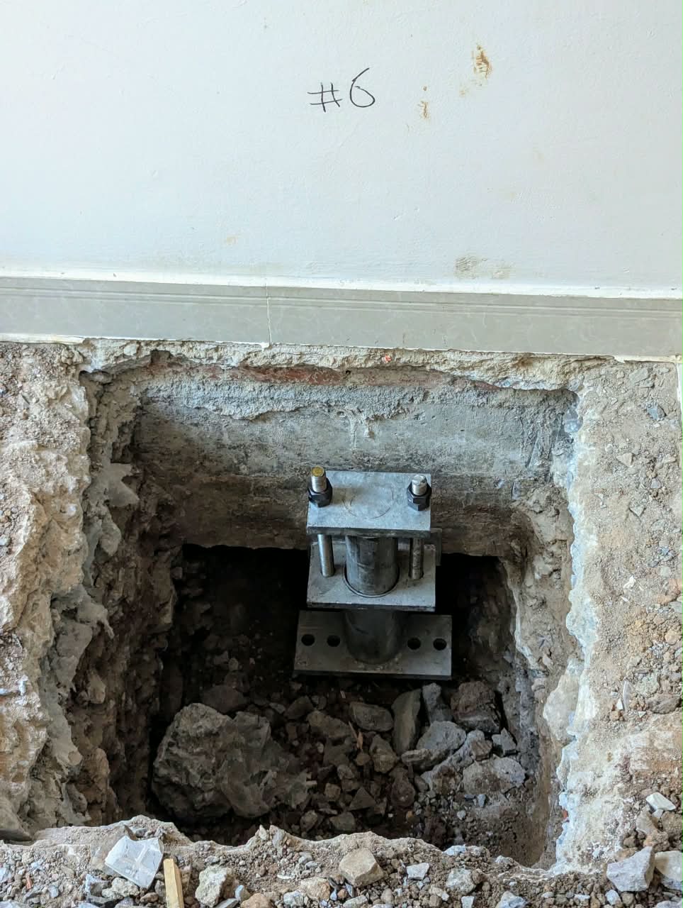 Cọc micropile thép hoàn thiện liên kết với đà kiềng hiện hữu